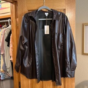 Loghtweight faux leather shacket